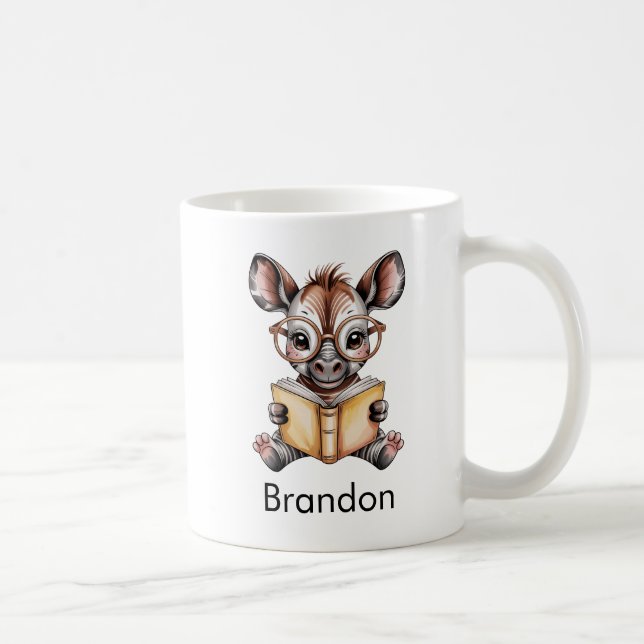 Mug Okapi Mignon Lisant un Livre Personnalisé (Droite)