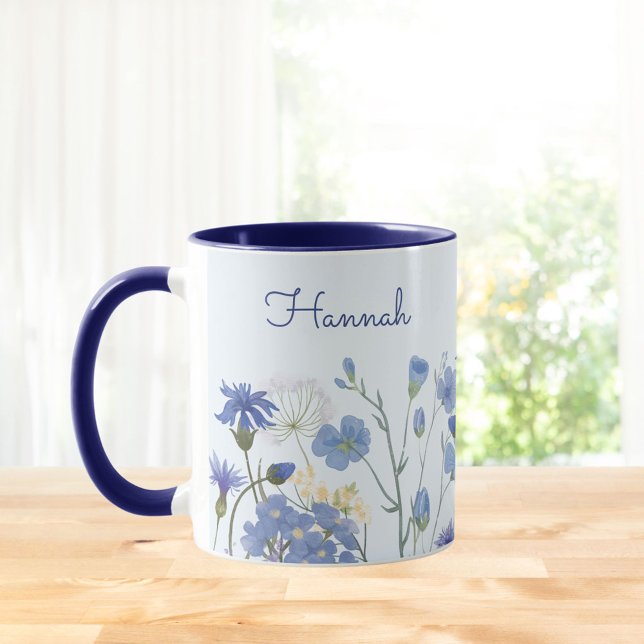 Mug Ombre de Fleur sauvage d'aquarelle bleu monogramme (In situ Kitchen table)