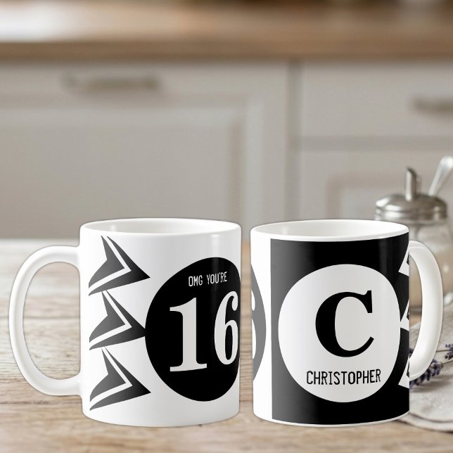 Mug OMG vous avez 16 ans monogramme nom blanc et noir (Créateur téléchargé)