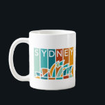 Mug Opéra Abstrait de Sydney pour les amateurs de voya<br><div class="desc">Un design abstrait moderne qui rend hommage à l'un des sites les plus connus au monde : l'Opéra de Sydney. Ce chef-d'oeuvre architectural allie design moderne et signification culturelle. Ce design se concentre sur les formes, les couleurs et la composition dans les tons bleu et orange est présenté sur les...</div>