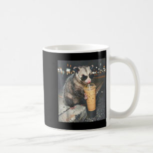 Mug Opossum buvant du café glacé mème animal drôle