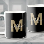 Mug Or Noir Monogramme Nom Initial<br><div class="desc">Mug personnalisé moderne et glamour noir et or avec monogramme du prénom. Ce mug élégant allie une esthétique minimaliste moderne à une touche personnelle glamour, parfait pour tout amateur de café ou de thé. Caractérisé par une initiale dorée audacieuse (d'une teinte marron clair et plat sans scintillement) sur un fond...</div>