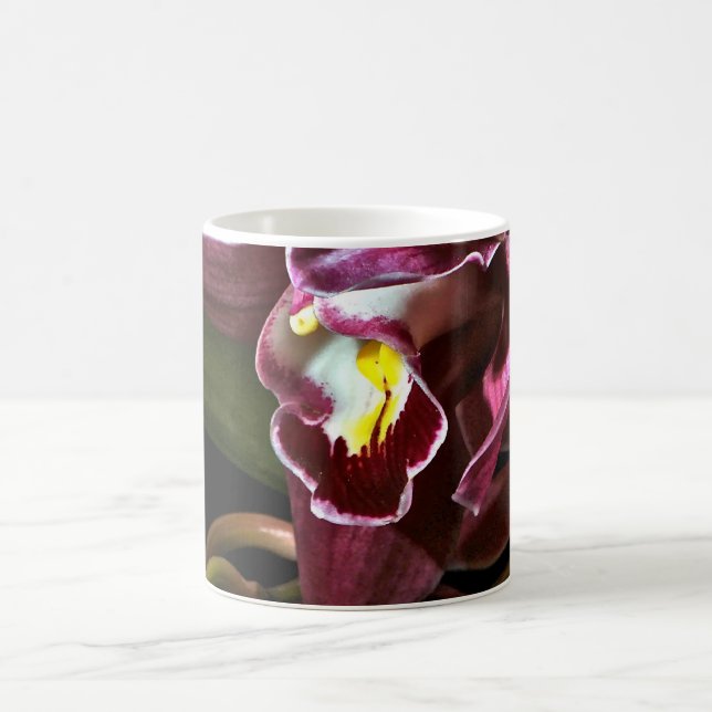 MUG ORCHIDÉE DE BOURGOGNE AVEC UN ARRIÈRE - PLAN NOIR (Centre)