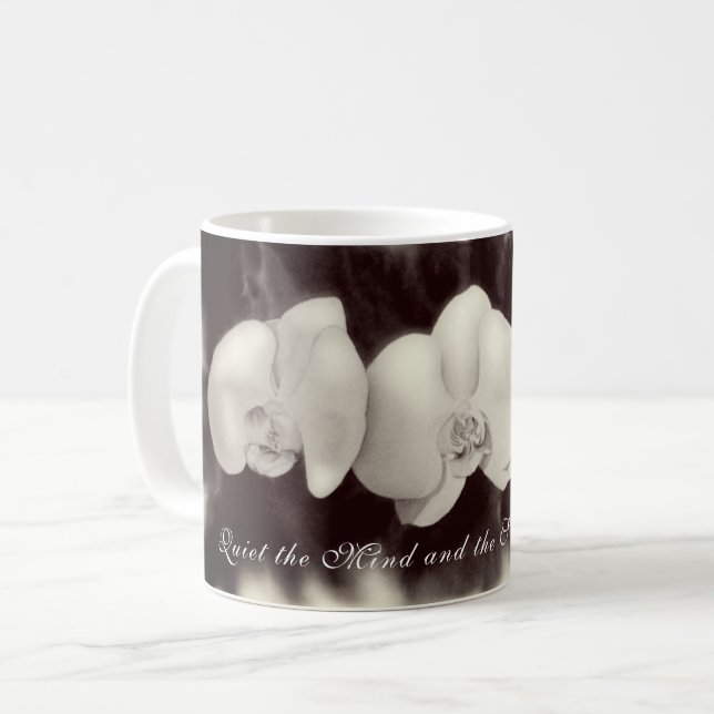 Mug Orchidées d'aquarelle noir et blanc (Devant gauche)