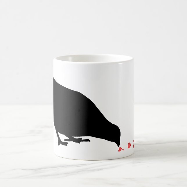 Mug ordre de picotement. oiseau noir et coeurs rouges. (Centre)