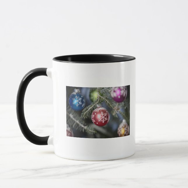 Mug Ornements sur un arbre de Noël (Gauche)