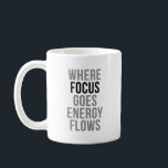 Mug Où se concentre les flux d'énergie<br><div class="desc">Citations de focus</div>