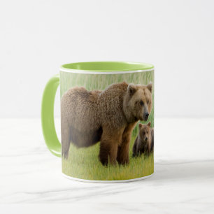 Mug Ours brun d'Alaska avec des oursons dans une prair