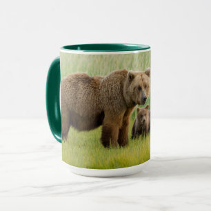 Mug Ours brun d'Alaska avec des oursons dans une prair