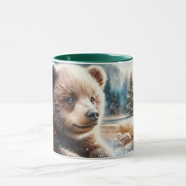 Mug Ours Brun Petit dans la Neige d'Hiver et les Pins (Centre)