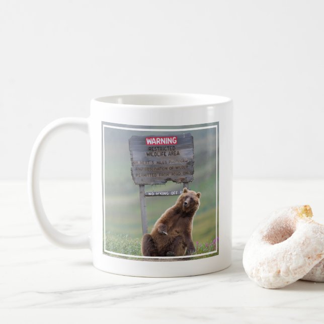 Mug Ours Grizzly Joue Avec Un Panneau (Avec donut)
