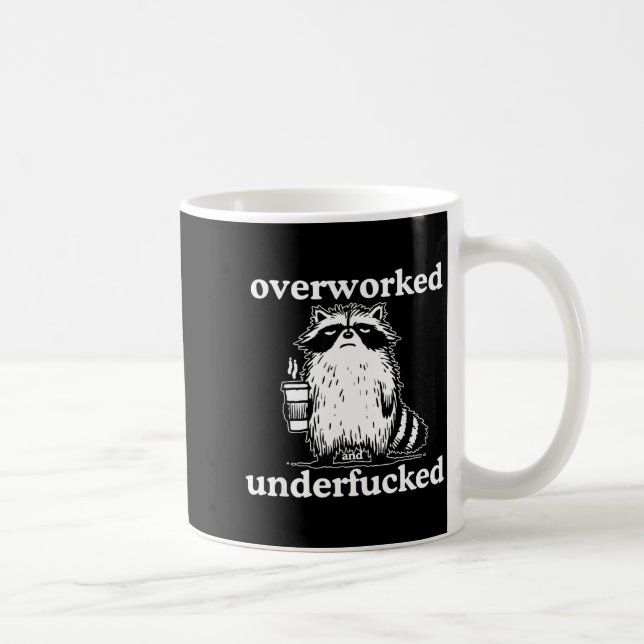 Mug Overworked And Underfored Funny Raccoon Coffee Say (Droite)
