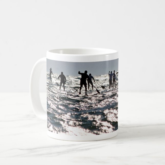 Mug Paddleboarders sur la mer de scintillement (Devant gauche)