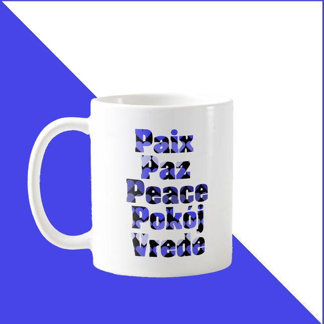 Mug Paix en plusieurs langues cœurs bleus (A mug that says peace in French, English, Spanish, Polish and Dutch)