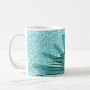 Mug palmier au-dessus de l'eau