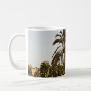 Mug Palmiers verts près d'un bâtiment en béton brun en
