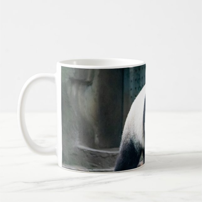 MUG PANDA DE MARCHE DEVANT UN BÂTIMENT EN BÉTON (Gauche)