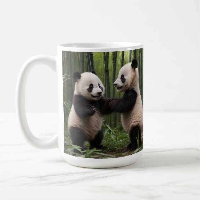 Mug Pandas Bébés En Jeu Dans Une Forêt De Bambou, (Gauche)
