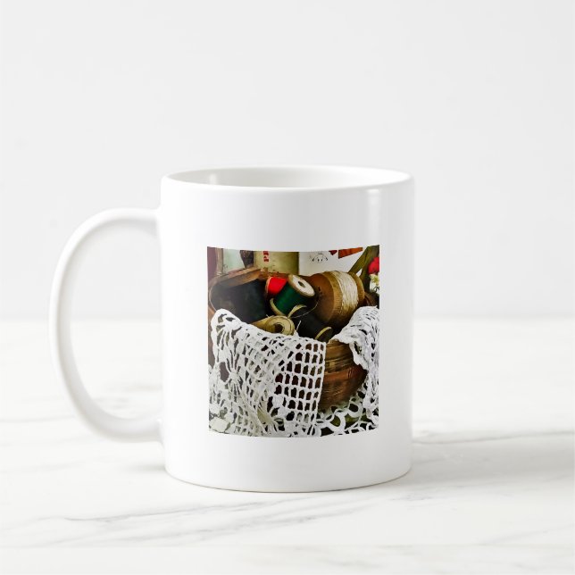 Mug Panier à coudre avec fil et dentelle (Gauche)