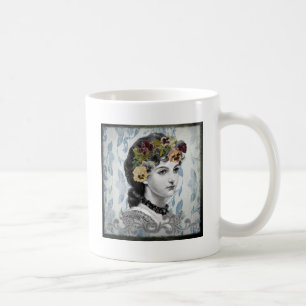 Mug Pansies d'une femme victorienne sur une tapisserie