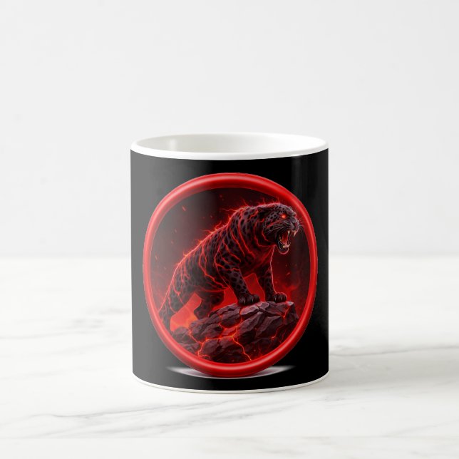 Mug Panthère noire volcanique posée sur une roche lumi (Centre)