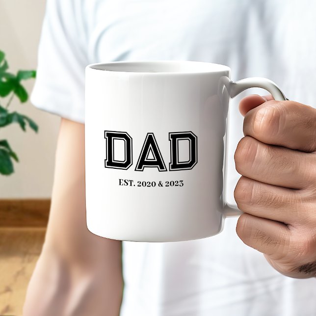 Mug Papa a établi une typographie universitaire simple (Dad Established: the perfect customizable college style text design with the years he became a dad)