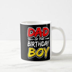 Mug Papa du garçon qui fête son anniversaire tenue de 