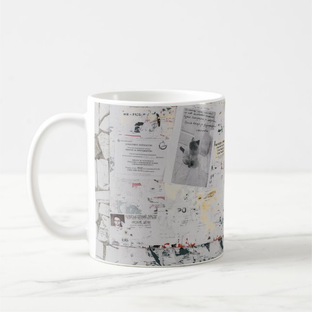 Mug Papier d'imprimante blanc sur mur en béton blanc e (Gauche)