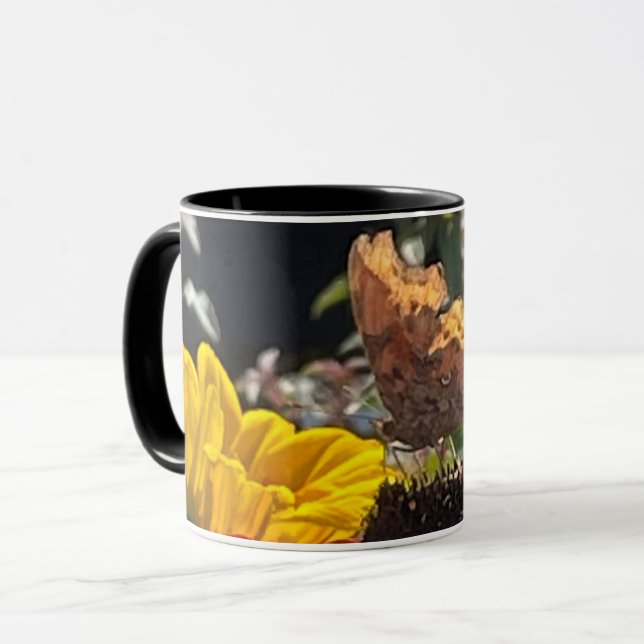 Mug Papillon Comma sur une fleur de Rudbeckia (Devant gauche)