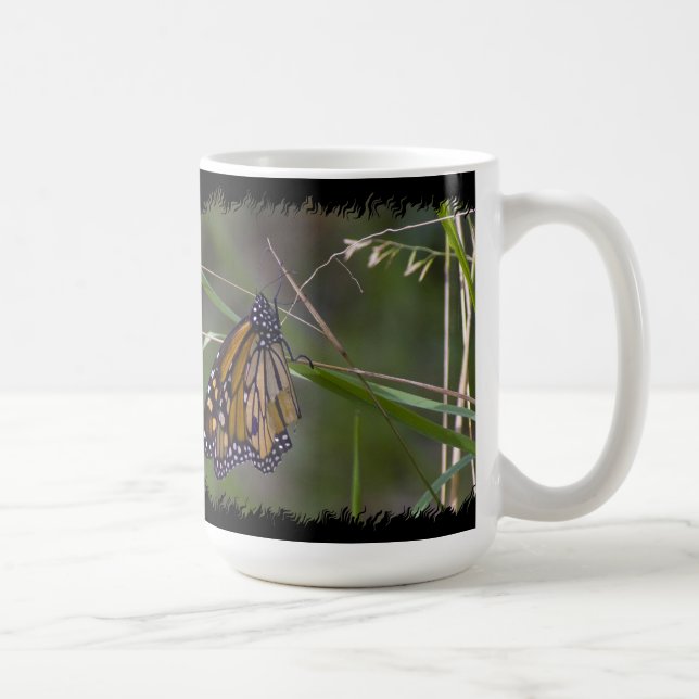 Mug Papillon monarque dans la bordure noire de l'herbe (Droite)