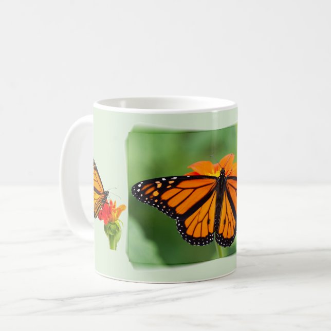 Mug Papillon Monarque Sur Arrière - plan Vert. (Devant gauche)