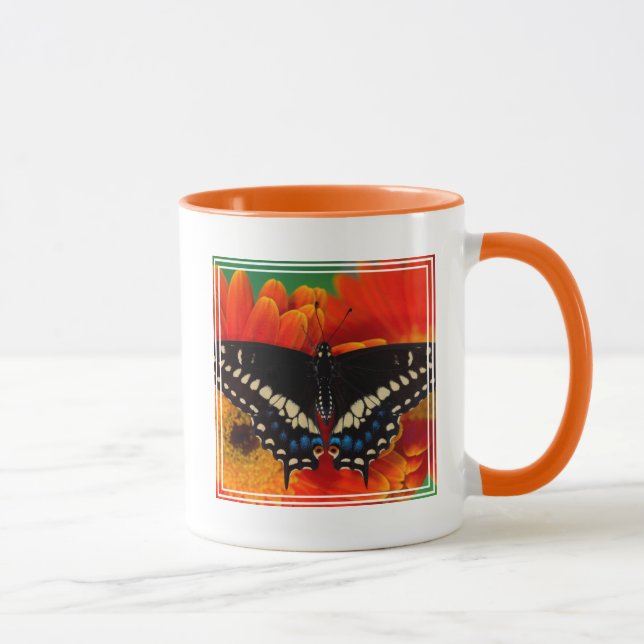 Mug Papillon noir à queue fourchue sur une marguerite  (Droite)