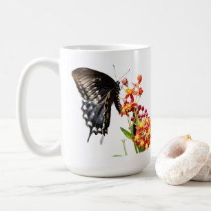 Mug Papillon sur les fleurs d'algues, sur blanc