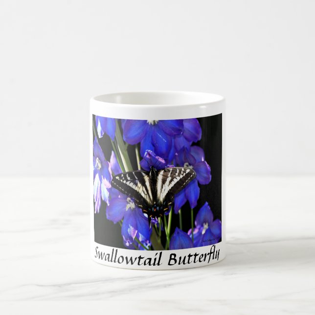 Mug Papillon Swallowtail sur Delphiniums (Centre)