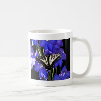 Mug Papillon Swallowtail sur Delphiniums