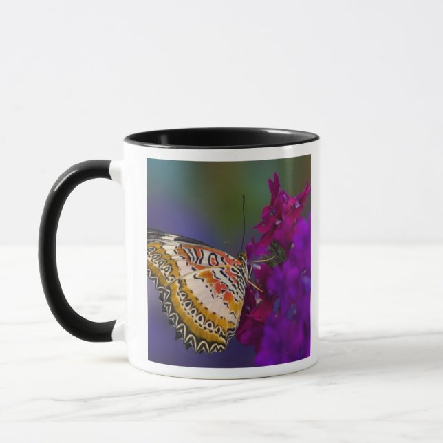 Mug Papillon tropical sur fleurs violettes (Gauche)
