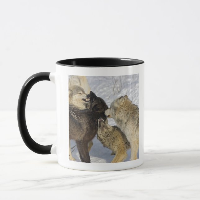 Mug Paquet de loups agissant l'un sur l'autre (Gauche)