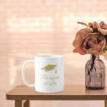 Mug Par aspera ad astra Latin Citation Golden Script<br><div class="desc">Par aspera et astra Latin Citation Golden Script Graduation tasse. Citation latino populaire signifiant Par les épreuves aux étoiles est grand pour un diplômé. Script tendance et bouchon de graduation doré. Grand cadeau pour un diplômé du secondaire,  du collège ou de l'université. Un cadeau parfait de l'enseignant aux élèves.</div>
