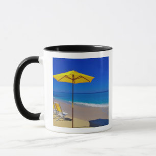 Mug Parapluie de plage jaune et chaises sur une plage