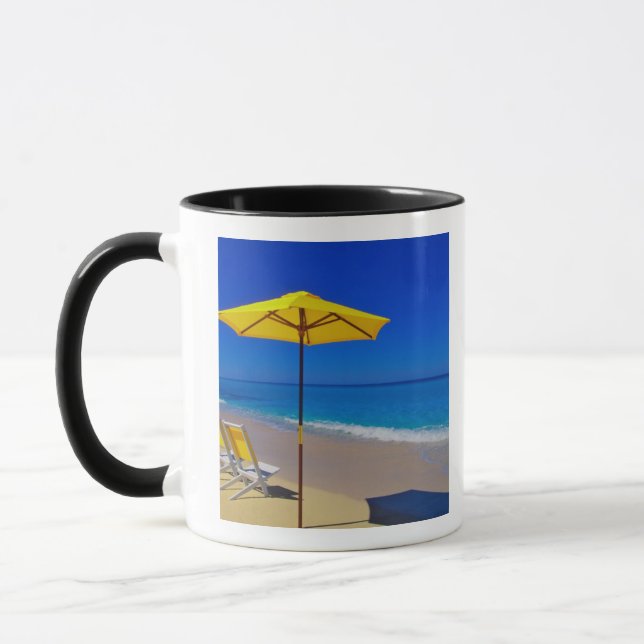 Mug Parapluie de plage jaune et chaises sur une plage  (Gauche)
