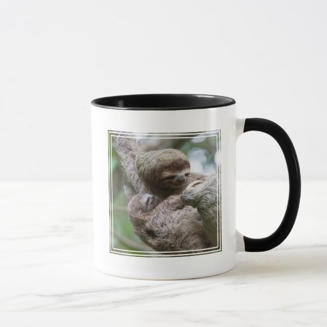 Mug Paresseux bébé avec sa mère suspendue à un arbre (Droite)