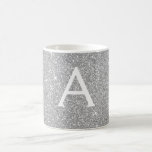Mug Parties scintillant d'étincelle en argent de luxe<br><div class="desc">Parties scintillant d'étincelle en argent de luxe Nom du monogramme et première tasse de café. La tasse fait le cadeau parfait pour quelqu'un qui aime l'argent moderne et élégant.</div>