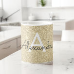 Mug Parties scintillant d'étincelle en or de luxe Mono<br><div class="desc">Parties scintillant d'étincelle de luxe Monogramme Nom et première tasse de café. La tasse fait le cadeau parfait pour quelqu'un qui aime l'or moderne et élégant.</div>