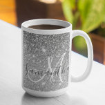 Mug Parties scintillant gris moderne éclabousser Nom p<br><div class="desc">Présentant l'exquise Parties scintillant moderne gris avec produit Nom personnalisé, une combinaison étonnante de design contemporain et d'élégance personnalisée. Ce produit présente une toile de fond captivante dans une teinte moderne de gris, exubérant sophistication et style. La couleur sobre mais chic ouvre la voie à l'étincelle fascinante de la parties...</div>