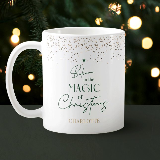 Mug Parties scintillant minimaliste d'or moderne arbre (Modern typography design Christmas mug in pine green with faux gold glitter effect around the rim)