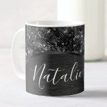 Mug Parties scintillant noire métallique personnalisée<br><div class="desc">Personnalisez facilement cette tasse à café à motif de parties scintillant noir brossé et glamour avec votre propre nom personnalisé.</div>