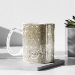 Mug Parties scintillant Or moderne étincelles Nom pers<br><div class="desc">Introducing our Modern Gold Glitter Sparkles Personalized Name collection, where élégance meets customization. Step into a world of shimmering beauty with our exquisite range of products, designed to add a touch of luxury to your everyday life. Our collection showcases the captivating allure of moderne gold glitter sparkles, creating a dazzling...</div>