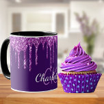 Mug Parties scintillant violet gouttes nom monogramme<br><div class="desc">Une tasse monogrammée fillette et tendance. Un arrière - plan chic et violet décoré avec des gouttes de parties scintillant, la peinture goutte à goutte. Personnalisez et ajoutez un nom et des initiales monographiques. Lettres violettes et blanches. Le nom est écrit avec un script de style moderne écrit à la...</div>