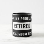 Mug Pas mon problème Retraité Funny Retraite Humour de<br><div class="desc">Un drôle minimaliste noir et blanc gag design cadeau pour le travailleur de bureau ou professionnel qui prend sa retraite. Le texte typographique peut être personnalisé avec votre propre message personnalisé.</div>