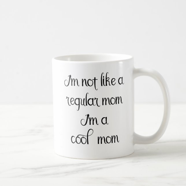 Mug Pas une maman normale Je suis Cool dire manuscrit (Droite)